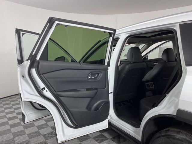2025 Everest White Pearl Nissan Rogue SV FWD SUV