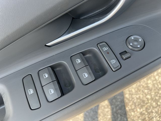 Used 2025 Silver Hyundai SEL Convenience image 34