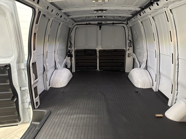 New 2026 Summit White Chevrolet Work Van image 27