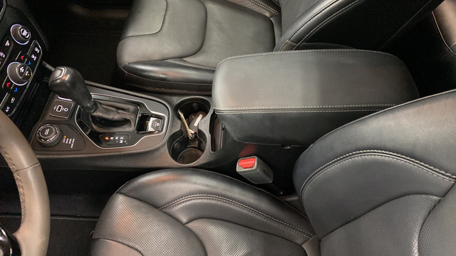 Used 2023 Diamond Black Crystal Pearlcoat Jeep Altitude image 19
