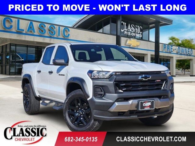 Summit White 2025 Chevrolet Colorado Trail Boss Crew Cab 4WD Pickup Truck Four-Wheel Drive 8-Speed Automatic