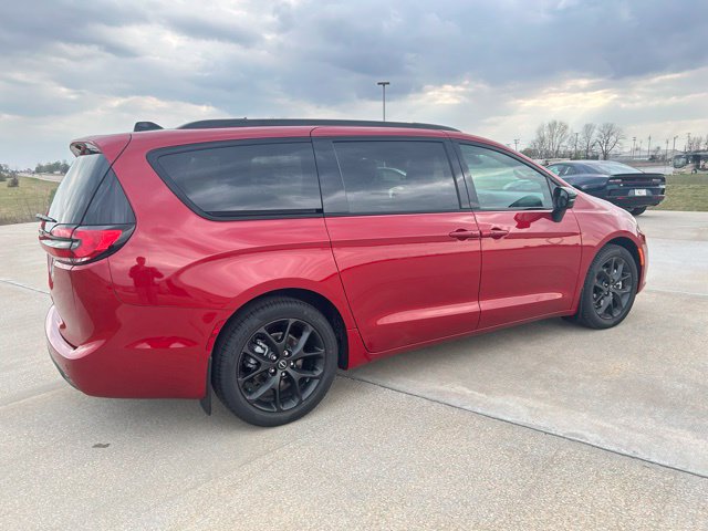 New 2026 Chrysler Pacifica Van