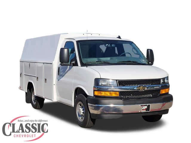 Summit White 2025 Chevrolet Express Chassis 3500 Cutaway 139 Van Rear-Wheel Drive 8-Speed Automatic