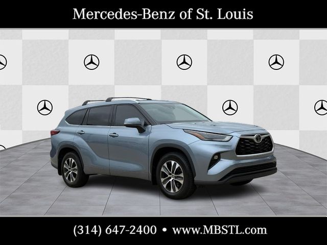 Moon Dust 2022 Toyota Highlander SUV / Crossover Front-Wheel Drive 8-Speed Automatic