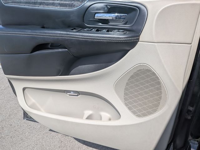 2015 Chrysler Town & Country - Image 14