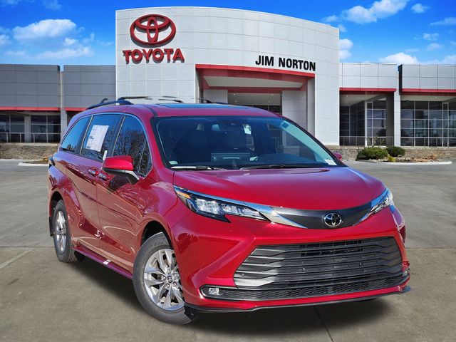 2026 Toyota Sienna XLE's photo