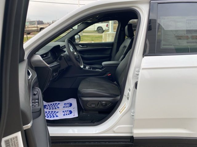 2026 Jeep Grand Cherokee Laredo - Bright White Clearcoat exterior view 11