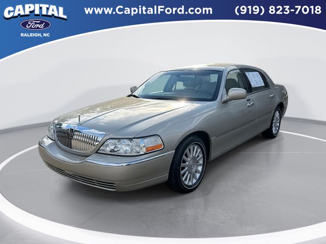 2004 Lincoln Town Car Signature's photo