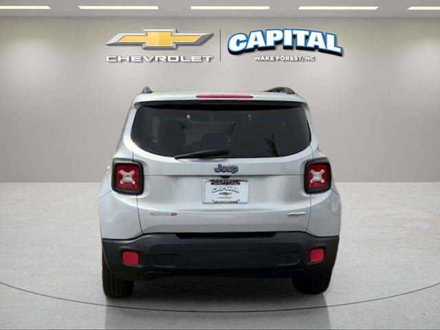 Used 2015 Silver Jeep Latitude image 4