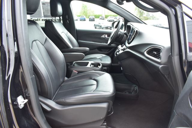 Used 2025 Chrysler Pacifica Van