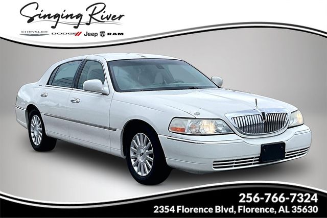 White Pearlescent Clearcoat Metallic Tri-Coat 2003 Lincoln Town Car Signature Sedan Rear-Wheel Drive 4-Speed Automatic