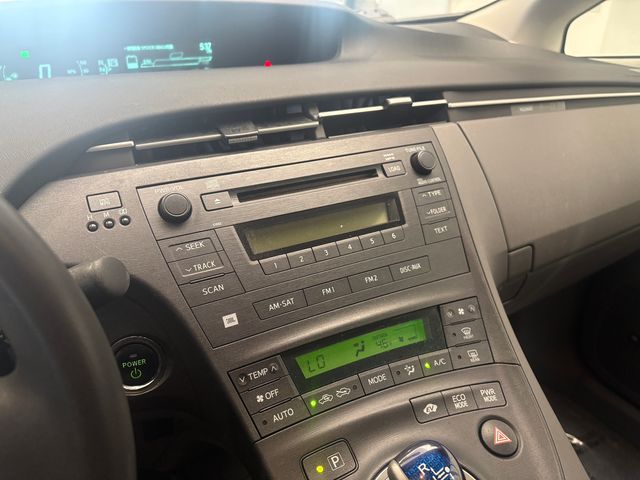 Used 2010  Toyota I image 17