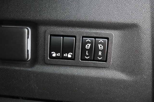 Used 2023 Gray Chevrolet Z71 image 37