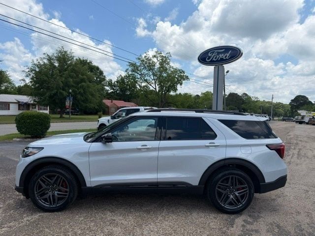 Space White Metallic 2026 Ford Explorer SUV / Crossover Rear-Wheel Drive Automatic