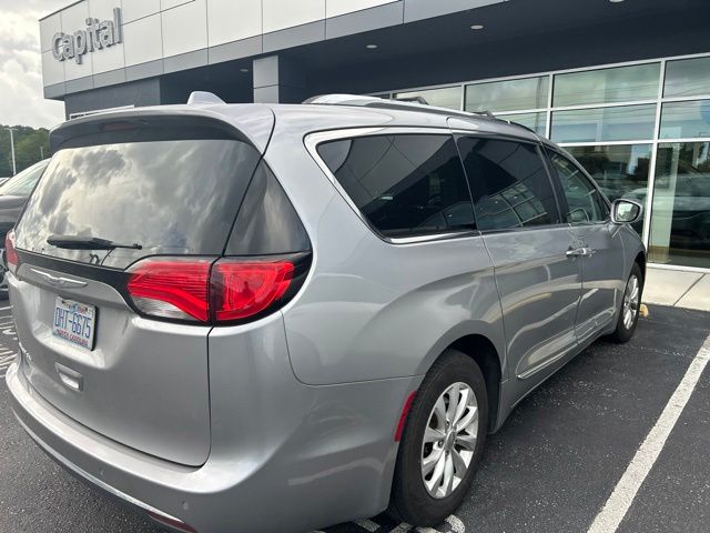 Used 2018 Silver Chrysler Touring L image 8