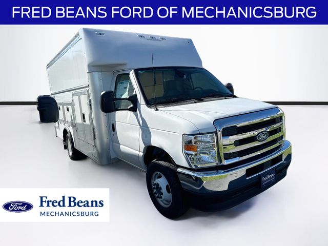 Oxford White 2026 Ford E-Series Chassis Pickup Truck Rear-Wheel Drive 6-Speed Automatic Overdrive