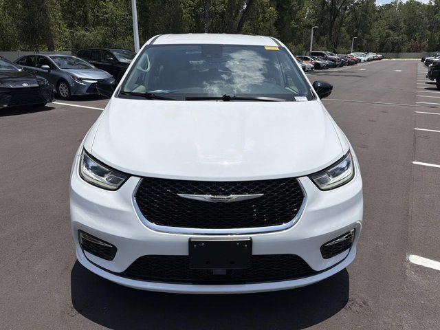 Used 2024 Chrysler Pacifica Van