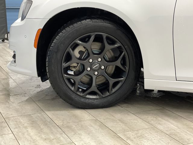 2023 Chrysler 300 Touring photo