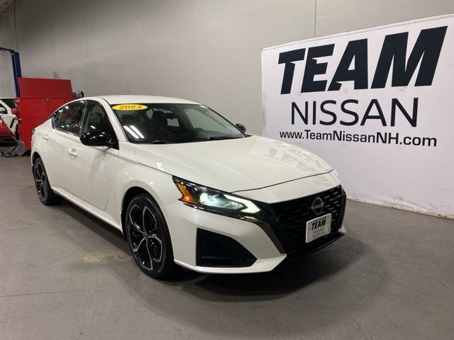 Pearl White Tricoat 2023 Nissan Altima 2.5 SR AWD Sedan All-Wheel Drive Continuously Variable Transmission