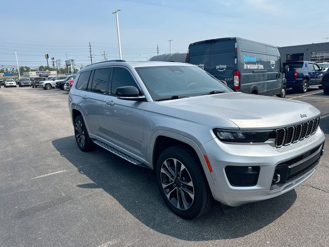 Certified Used 2023 Silver Jeep Overland image 11