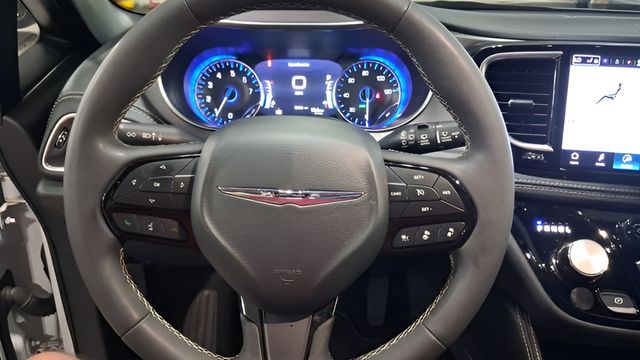 Used 2025 Chrysler Pacifica Van