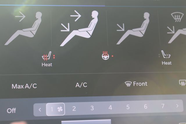 Used 2025 Chrysler Pacifica Van