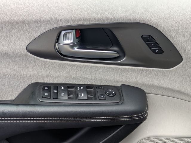 2023 Chrysler Pacifica Touring L - Photo 10