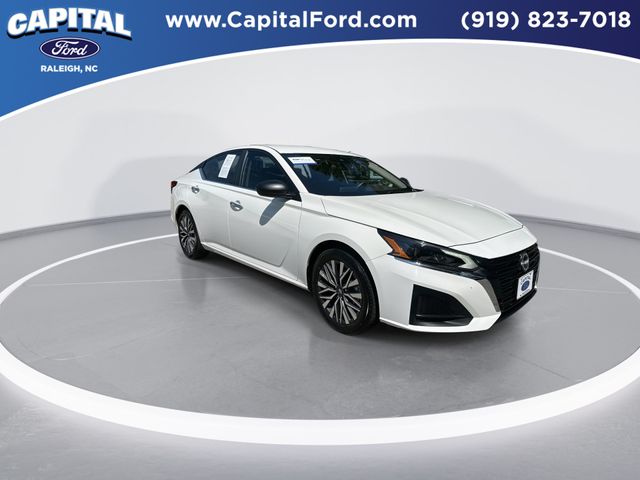Used 2025 White Nissan 2.5 SV image 2