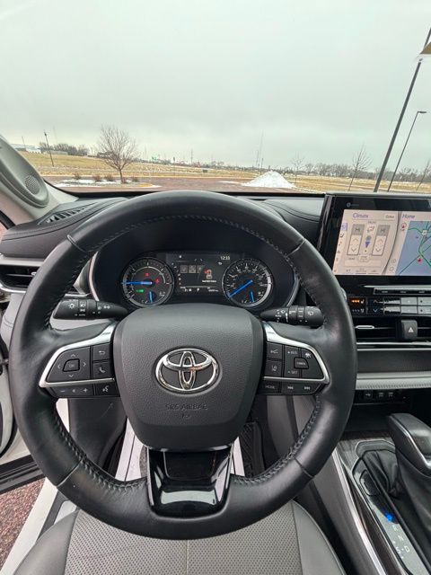 2021 Toyota Highlander Hybrid Platinum