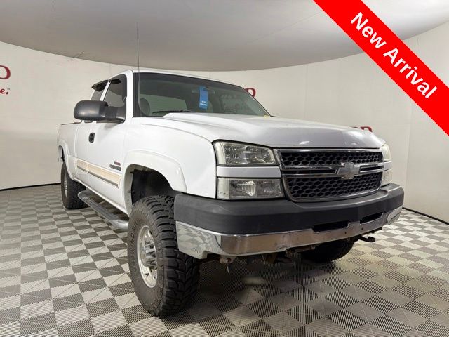 Summit White 2005 Chevrolet Silverado 2500HD Pickup Truck Four-Wheel Drive 5-Speed Automatic