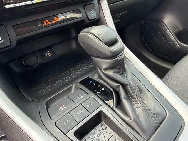 2024 Toyota RAV4 XLE - Photo 24