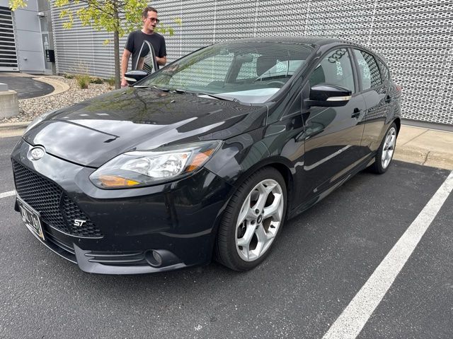 Tuxedo Black Metallic 2013 Ford Focus Hatchback Front-Wheel Drive 6-Speed Manual