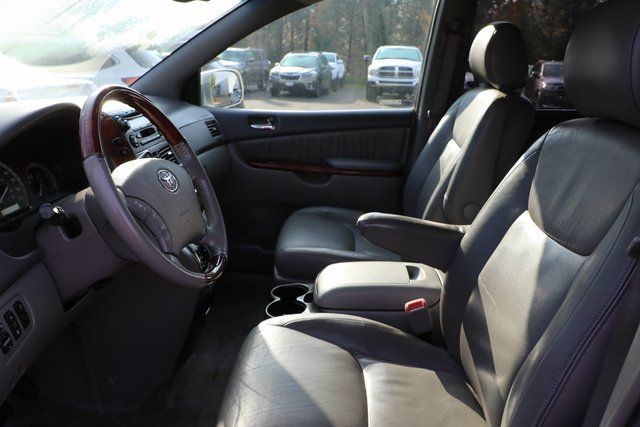 2005 Toyota Sienna XLE Limited 9