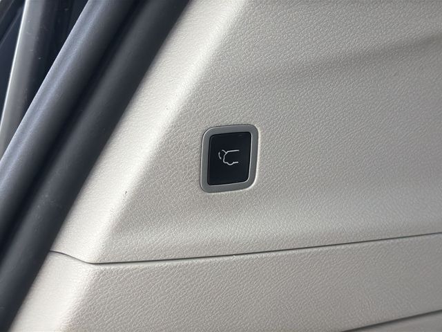 Used 2023 Black Chrysler Touring L image 37