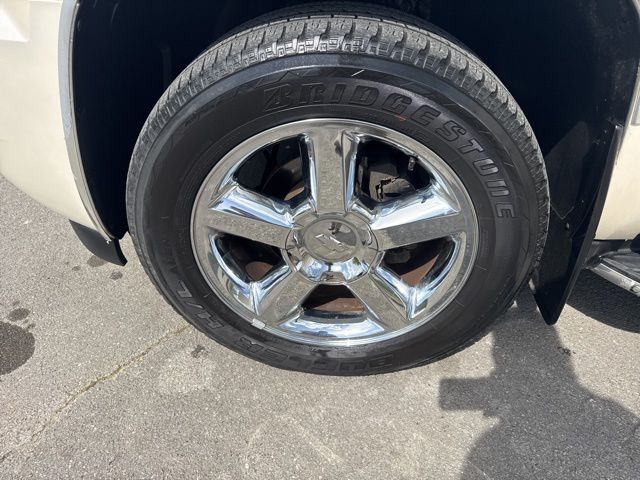 Used 2013 White Chevrolet LTZ image 19