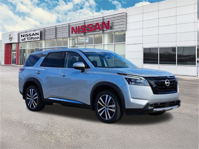 2025 Nissan Pathfinder Platinum's photo