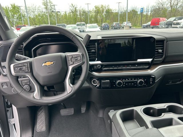 2025 Chevrolet Silverado 1500 LT photo