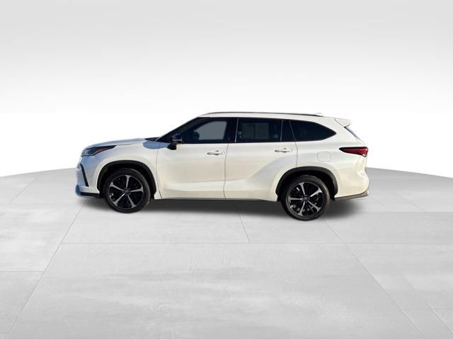used 2022 Toyota Highlander car, priced at $31,899