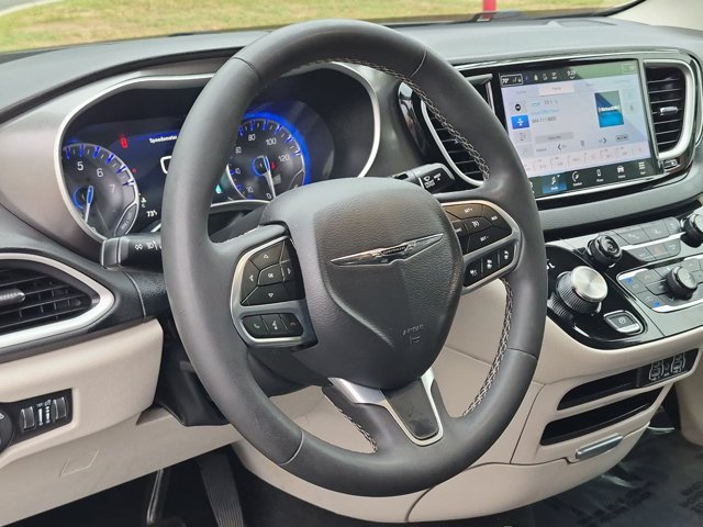 Used 2024 Silver Chrysler Touring L image 31
