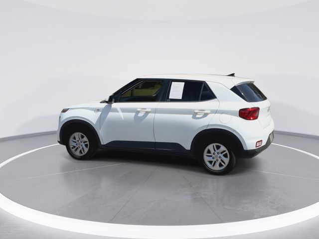 Used 2022 White Hyundai SE image 8