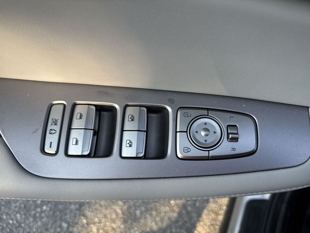 Used 2025 Silver Hyundai SEL Premium image 31