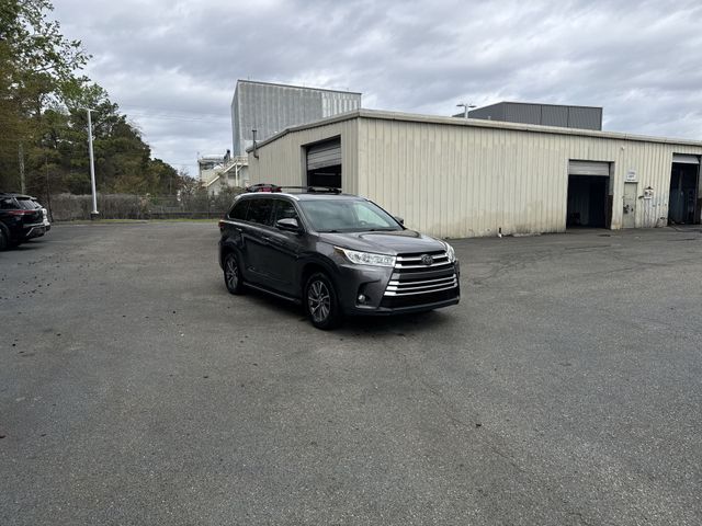 Used 2019 Gray Toyota XLE image 3