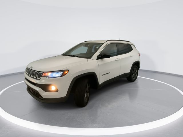 Used 2022 White Jeep Latitude Lux image 8