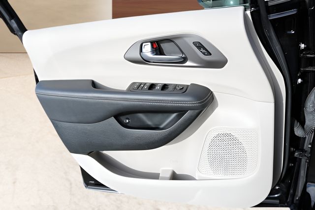 Used Car 2024 Chrysler Pacifica Hybrid  Select For Sale Under $30,000 In Austin, Texas