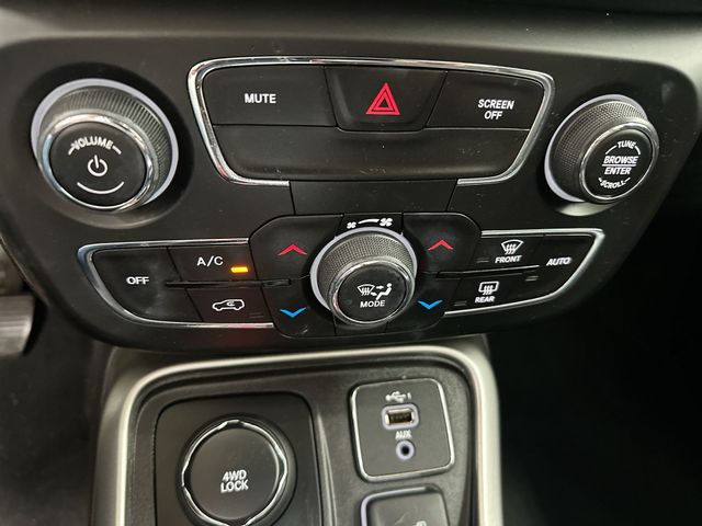 Used 2021 Silver Jeep Latitude image 17