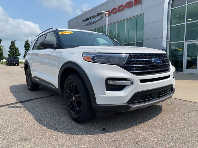 2021 Ford Explorer XLT - White Metallic exterior view 3