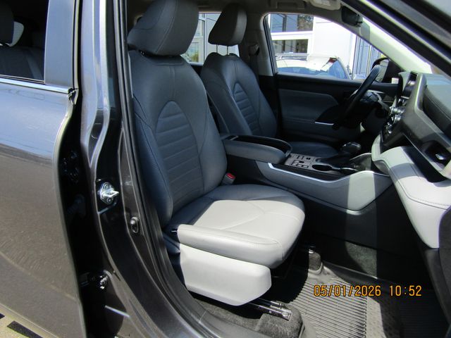 used 2023 Toyota Highlander car, priced at $33,999