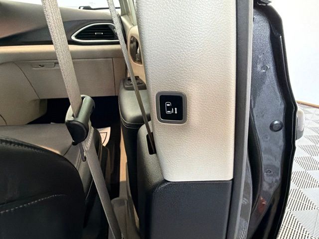 Used 2023 Chrysler Pacifica Van