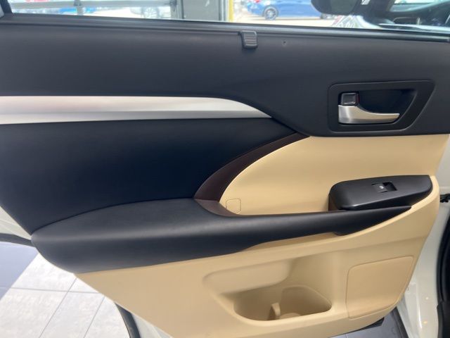 2019 Toyota Highlander XLE White at Classic Chevrolet Galveston