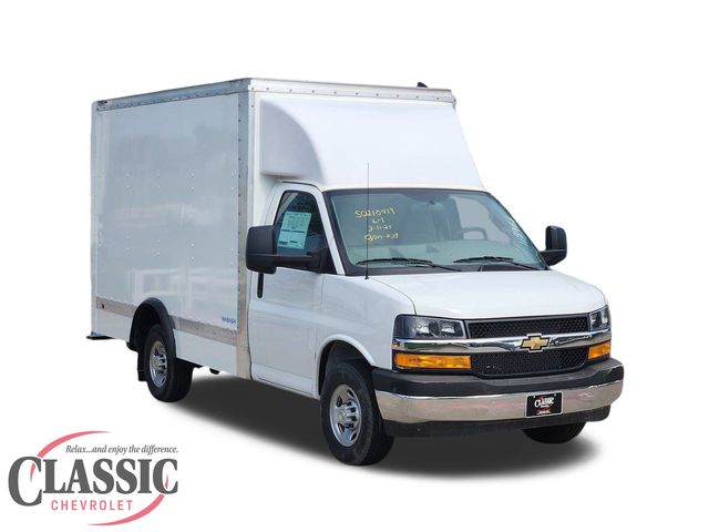 Summit White 2025 Chevrolet Express Chassis 3500 Cutaway 139 Van Rear-Wheel Drive 8-Speed Automatic